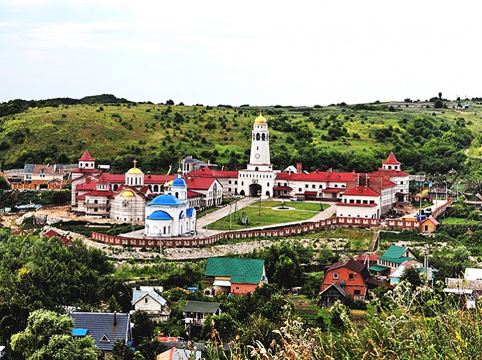 Вид на монастрыь со стороны реки Волга